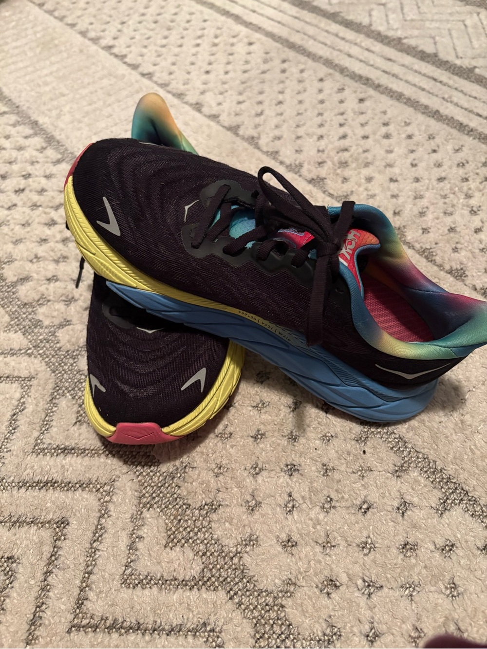 HOKA One One Arahi 6 Black Rainbow Athletic Running Shoes Sneakers 7.5